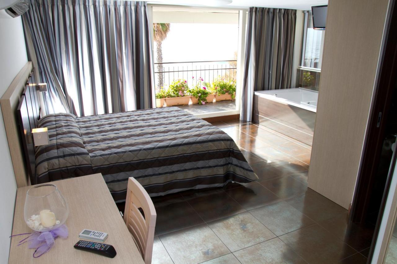 Hotel Ristorante Centosedici Terracina Oda fotoğraf