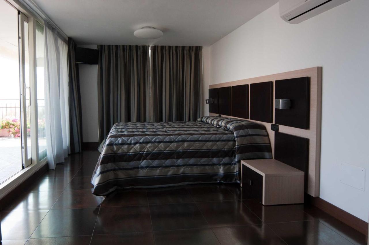 Hotel Ristorante Centosedici Terracina Dış mekan fotoğraf