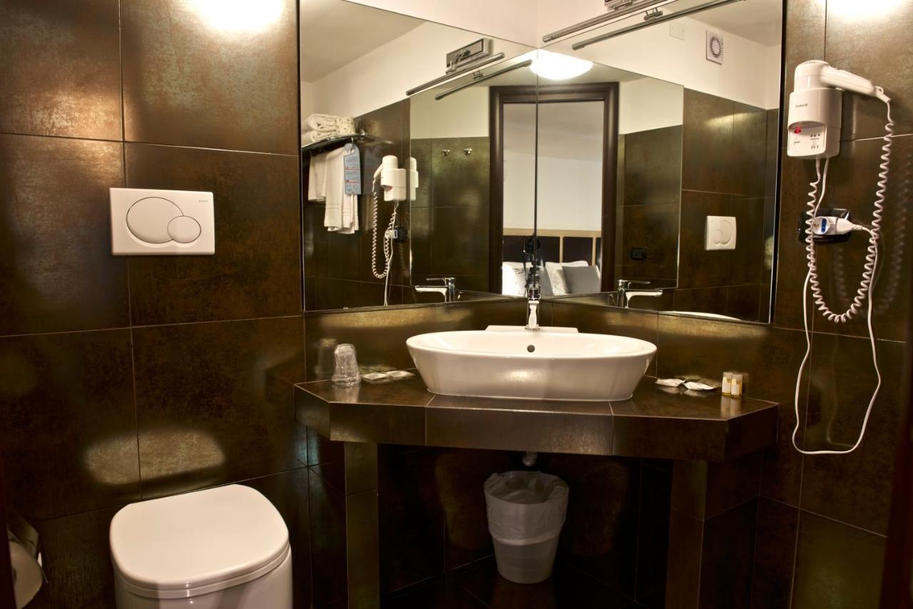 Hotel Ristorante Centosedici Terracina Dış mekan fotoğraf